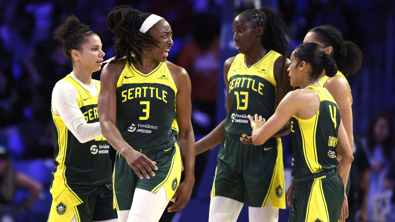 Storm hold off Wings for 1st win of season | theScore.com