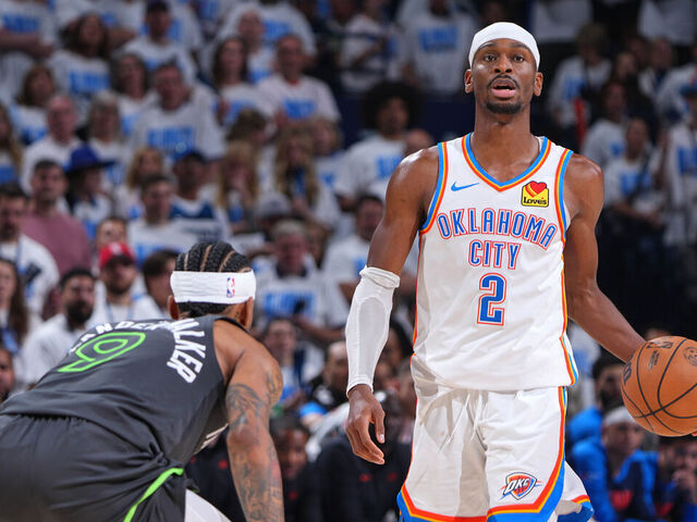 OKLAHOMA CITY, OK - 20 DE MAYO: Shai Gilgeous-Alexander #2 del Oklahoma City Thunder dribla el balón mientras Nickeil Alexander-Walker #9 de los Minnesota Timberwolves defiende durante el primer partido de las Finales de la Conferencia Oeste el 20 de mayo de 2025 en el Paycom Center de Oklahoma City, Oklahoma. Aviso obligatorio de derechos de autor: Copyright 2025 NBAE
