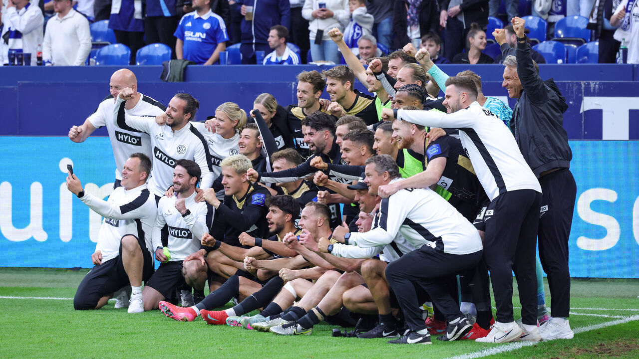 GELSENKIRCHEN, GERMANY - MAY 18: Head coach Horst Steffen of SV 07 Elversberg and his team celebrate the victory after the Second Bundesliga match between FC Schalke 04 and SV 07 Elversberg at Veltins-Arena on May 18, 2025 in Gelsenkirchen, Germany.