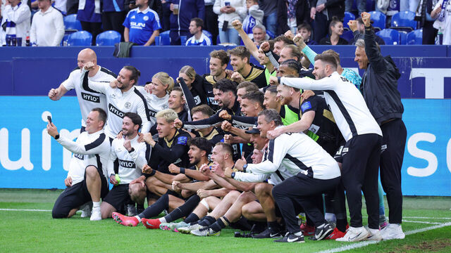 GELSENKIRCHEN, GERMANY - MAY 18: Head coach Horst Steffen of SV 07 Elversberg and his team celebrate the victory after the Second Bundesliga match between FC Schalke 04 and SV 07 Elversberg at Veltins-Arena on May 18, 2025 in Gelsenkirchen, Germany.
