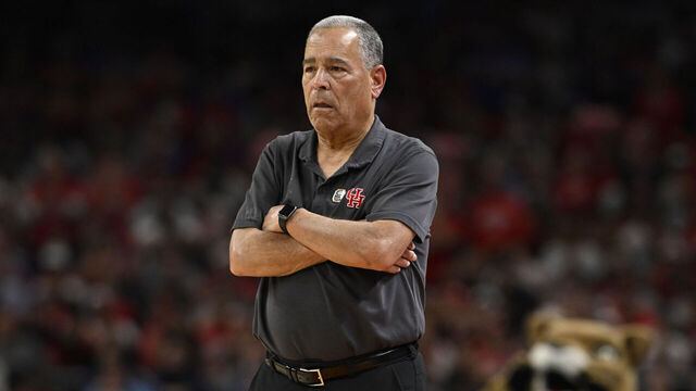 College Basketball: NCAA Finals: Houston head coach Kelvin Sampson in action, looks on from the sideline vs Florida at the Alamo Dome. San Antonio, TX 4/7/2025 CREDIT: Greg Nelson (Set Number: X164706 TK1)