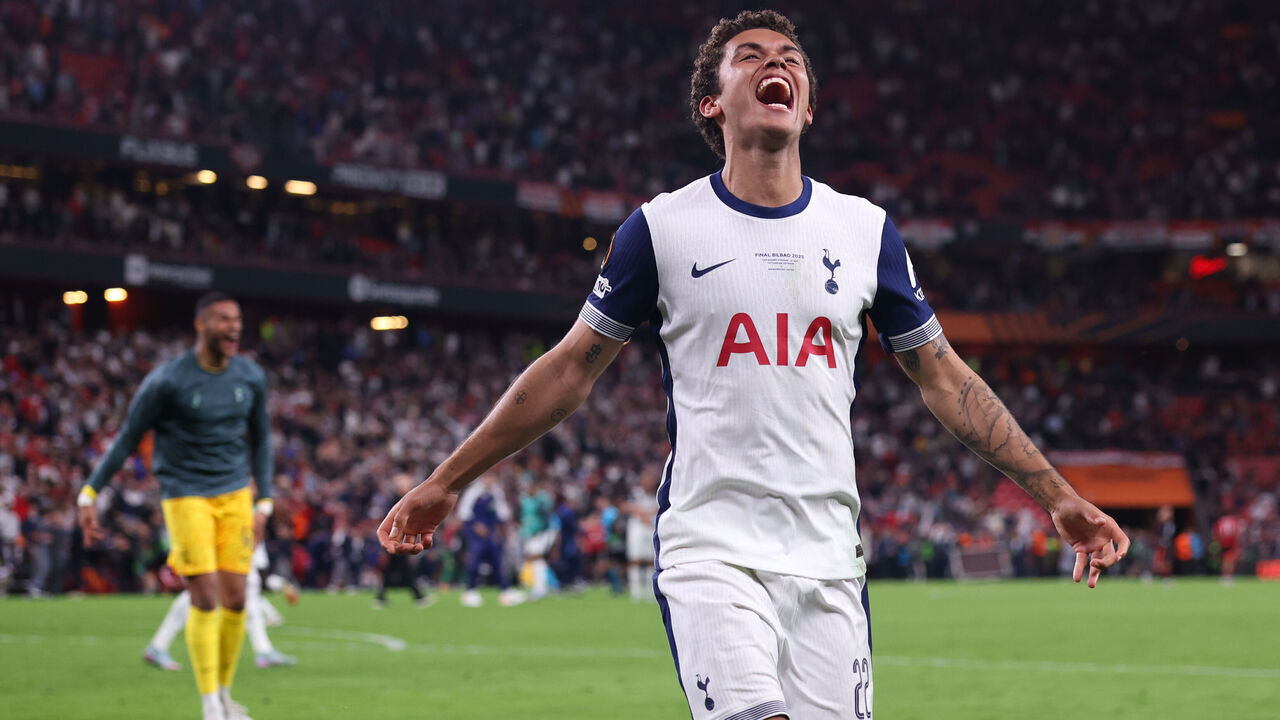 BILBAO, SPAIN - MAY 21: Brennan Johnson of Tottenham Hotspur celebrates at full time during the UEFA Europa League Final 2025 between Tottenham Hotspur and Manchester United at San Mames Stadium on May 21, 2025 in Bilbao, Spain.