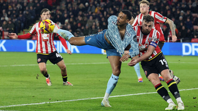 SHEFFIELD, ENGLAND - NOVEMBER 29: Wilson Isidor of Sunderland (L) attempts to reach the ball under pressure from Sheffield captain Jack Robinson during the Sky Bet Championship match between Sheffield United FC and Sunderland AFC at Bramall Lane on November 29, 2024 in Sheffield, England.
