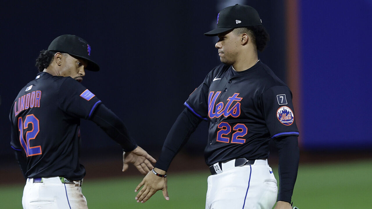 NEW YORK, NEW YORK - MAY 09: Juan Soto #22 and Francisco Lindor #12 of the New York Mets celebrate after defeating the Chicago Cubs at Citi Field on May 09, 2025 in New York City. The Mets defeated the Cubs 7-2.