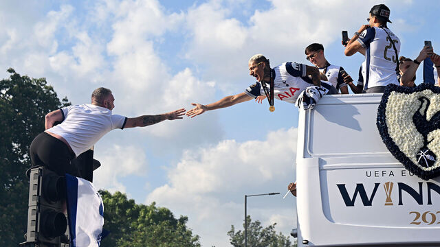 LONDON, ENGLAND - MAY 23: Richarlison of Tottenham Hotspur high-fives a fan during the Tottenham Hotspur UEFA Europa League trophy parade on May 23, 2025 in London, England. Spurs defeated Manchester United in the final in Bilbao on May 21 to win their first major trophy in 17 years.