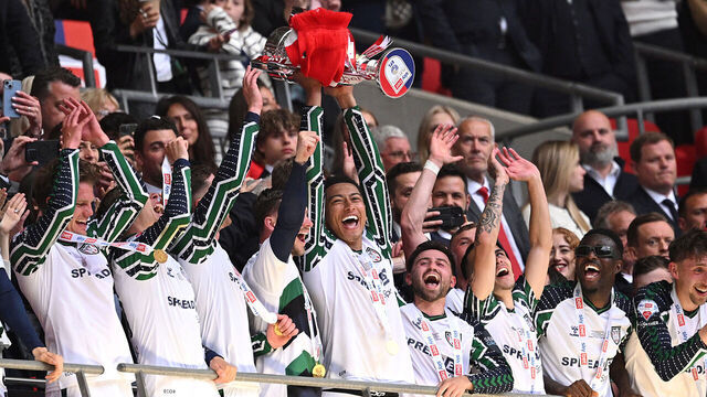 LONDON, ENGLAND - MAY 24: Jobe Bellingham of Sunderland lifts The Sky Bet Championship Play-Off trophy after his team's victory in the Sky Bet Championship Play-Off Final match between Sheffield United and Sunderland at Wembley Stadium on May 24, 2025 in London, England. This weekend's EFL play-off matches at Wembley will all kick-off one minute late, to raise awareness for the ‘Every Minute Matters’ campaign, which aims to encourage people to learn CPR.