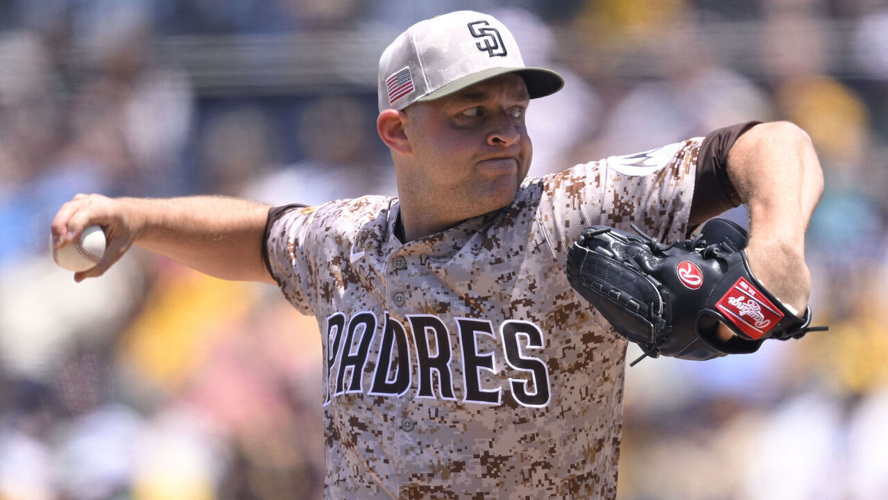 SAN DIEGO, CALIFORNIA - MAY 18: Michael King #34 of the San Diego Padres pitches against the Seattle Mariners during the first inning at Petco Park on May 18, 2025 in San Diego, California.