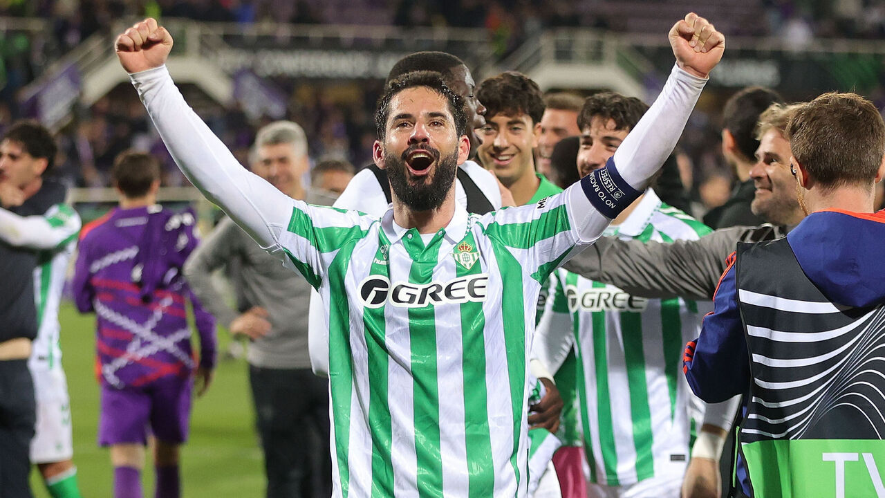 FLORENCE, ITALY - MAY 8: Isco of Real Betis Belompie celebrates the victory after the UEFA Conference League 2024/25 Semi Final First Leg match between ACF Fiorentina and Real Betis Balompie at Artemio Franchi on May 8, 2025 in Florence, Italy.