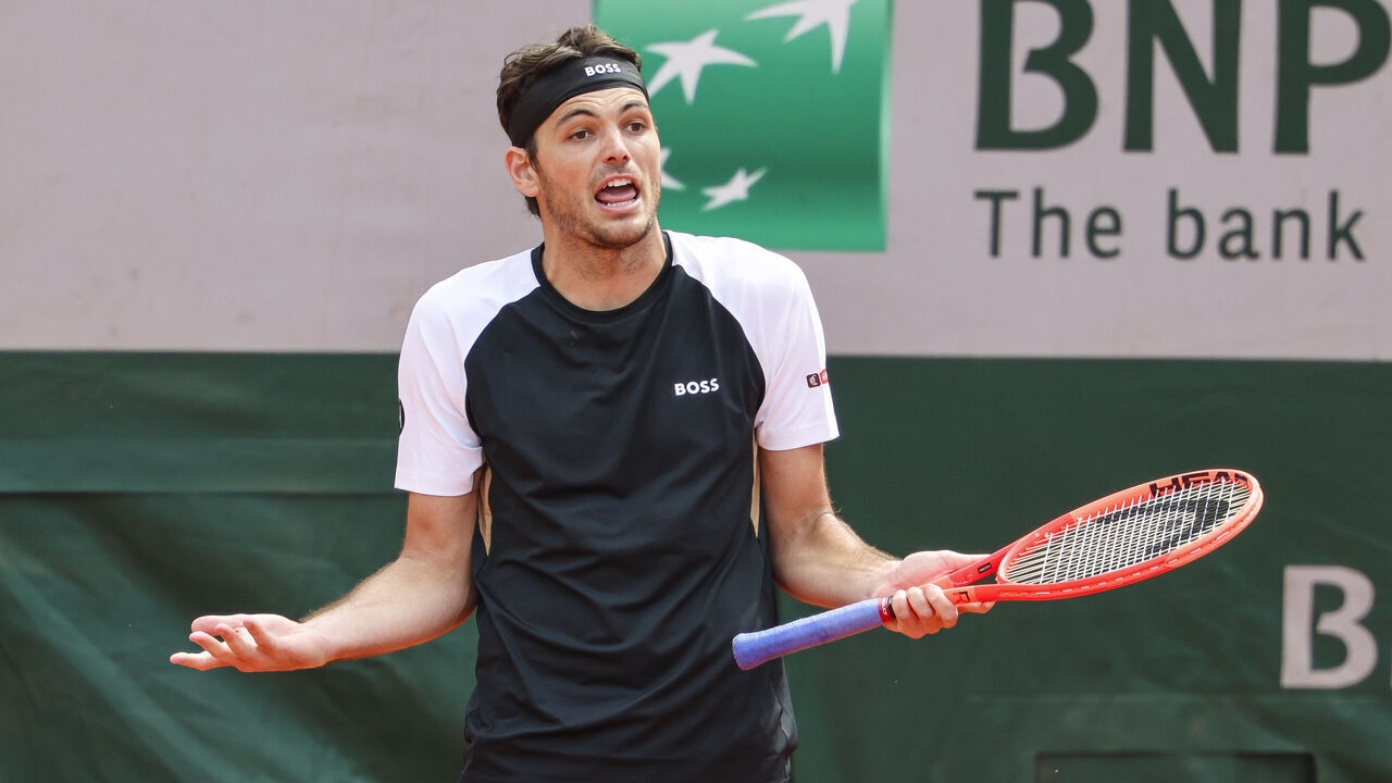 26 May 2025, France, Paris: Tennis: Grand Slam, ATP Tour, French Open, Men, Singles, 1st round. Altmaier (Germany) - Fritz (USA). Taylor Fritz reacts disappointed. Photo: Frank Molter/dpa