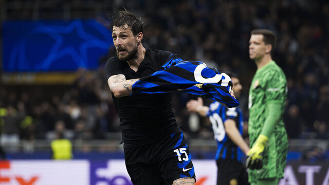 STADIO GIUSEPPE MEAZZA, MILAN, ITALY - 2025/05/06: Francesco Acerbi of FC Internazionale celebrates after scoring a goal during the UEFA Champions League 2024/25 semi final second leg football match between FC Internazionale and FC Barcelona. FC Internazionale won 4-3 over FC Barcelona after extra time (7-6 on aggregate) and moved on to the final.