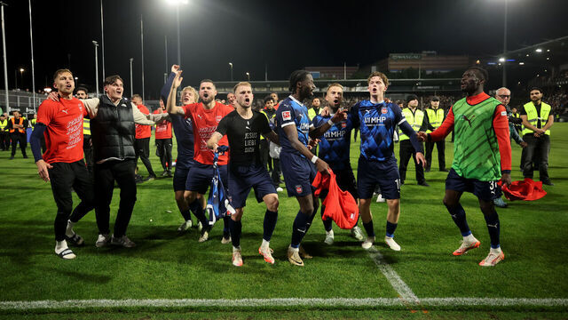 SPIESEN-ELVERSBERG, GERMANY - MAY 26: The players of 1.FC Heidenheim 1846 celebrate at full-time following the team's victory in the Bundesliga playoffs second leg match between SV Elversberg and 1. FC Heidenheim 1846 at Ursapharm-Arena on May 26, 2025 in Spiesen-Elversberg, Germany.