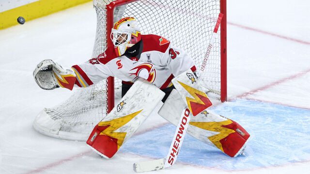 ST PAUL, MINNESOTA - MAY 24: Gwyneth Philips #33 of the Ottawa Charge reaches for the puck during the second period against the Minnesota Frost at Xcel Energy Center on May 24, 2025 in St Paul, Minnesota.