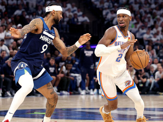 MINNEAPOLIS, MINNESOTA - 26 DE MAYO: Shai Gilgeous-Alexander #2 del Oklahoma City Thunder conduce hacia la canasta contra Nickeil Alexander-Walker #9 de los Minnesota Timberwolves durante el tercer cuarto en el Cuarto Juego de las Finales de la Conferencia Oeste de los Playoffs de la NBA 2025 en el Target Center el 26 de mayo de 2025 en Minneapolis, Minnesota.