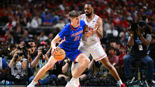 SAN ANTONIO, TEXAS - APRIL 07: Alex Condon #21 of the Florida Gators drives to the basket during the NCAA Men's Basketball National Championship game at Alamodome on April 07, 2025 in San Antonio, Texas.