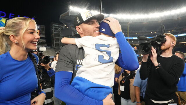 Baseball: World Series: Los Angeles Dodgers Freddie Freeman (5) victorious, celebrates with his wife and son after defeating the New York Yankees at Yankee Stadium. Game 5. Bronx, NY 10/30/2024 CREDIT: Erick W. Rasco (Set Number: X164636 TK1)