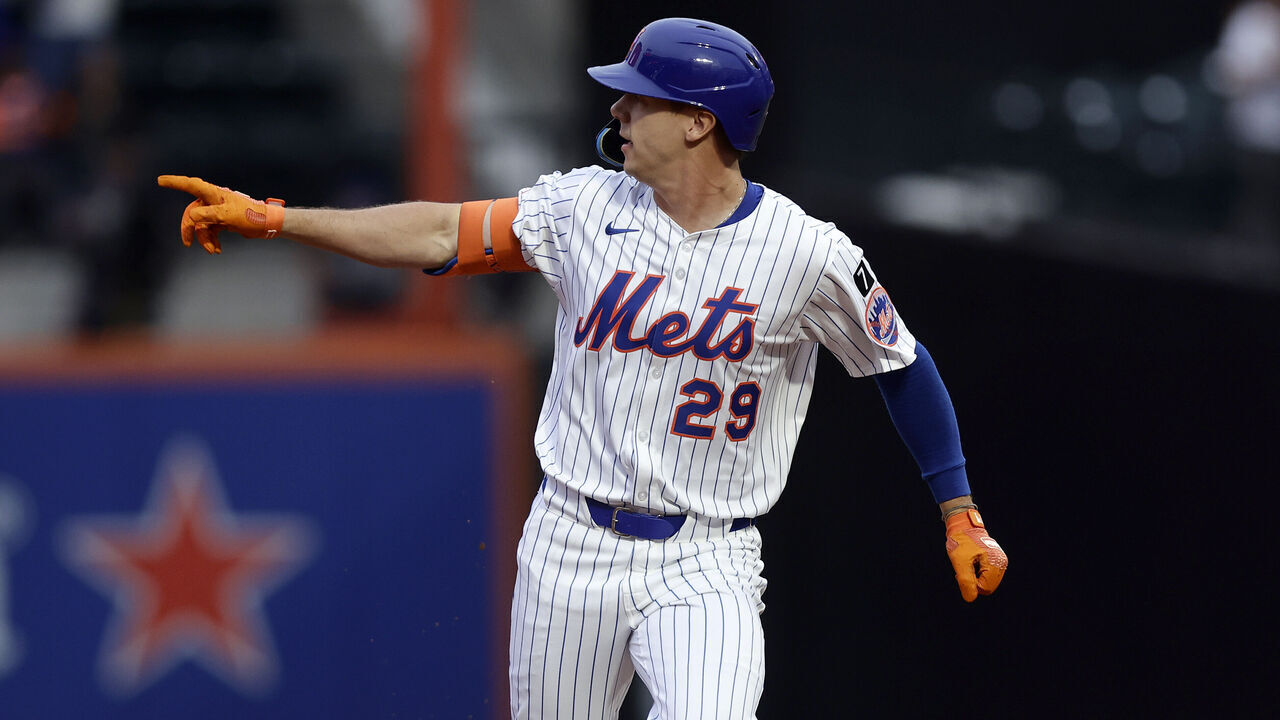 NEW YORK, NEW YORK - MAY 27: Jared Young #29 of the New York Mets runs the bases after his first inning two run home run against the Chicago White Sox at Citi Field on May 27, 2025 in New York City. The Mets defeated the White Sox 6-4.