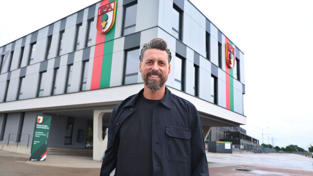 28 May 2025, Bavaria, Augsburg: Sandro Wagner, new coach of FC Augsburg, stands in front of the FC Augsburg office. Photo: Karl-Josef Hildenbrand/dpa - IMPORTANT NOTE: In accordance with the regulations of the DFL German Football League and the DFB German Football Association, it is prohibited to utilize or have utilized photographs taken in the stadium and/or of the match in the form of sequential images and/or video-like photo series.