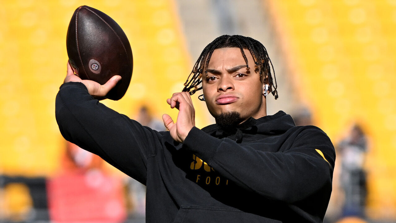 PITTSBURGH, PENNSYLVANIA - DECEMBER 08: Justin Fields #2 of the Pittsburgh Steelers warms up prior to the game against the Cleveland Browns at Acrisure Stadium on December 08, 2024 in Pittsburgh, Pennsylvania.