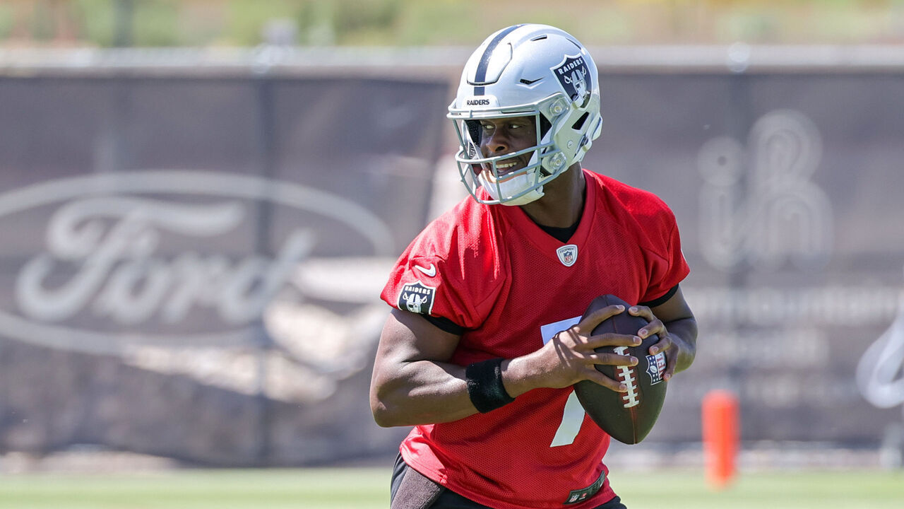 HENDERSON, NEVADA - MAY 21: Geno Smith #7 of the Las Vegas Raiders looks to throw during an OTA offseason workout at the Las Vegas Raiders Headquarters/Intermountain Healthcare Performance Center on May 21, 2025 in Henderson, Nevada.