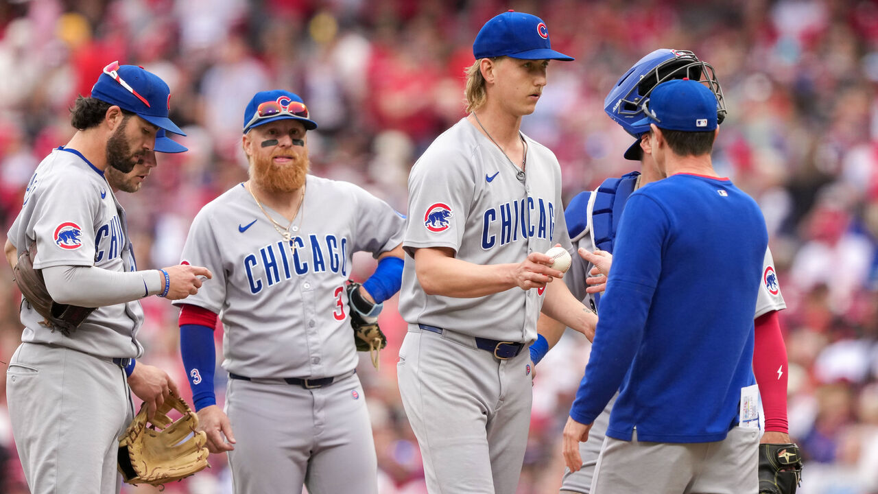 CINCINNATI, OHIO - MAY 25: Manager Craig Counsell of the Chicago Cubs relieves Ben Brown #32 in the fifth inning against the Cincinnati Reds at Great American Ball Park on May 25, 2025 in Cincinnati, Ohio.