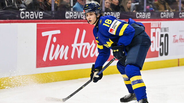 OTTAWA, CANADA - JANUARY 04: Victor Eklund #18 of Team Sweden skates in the second period against Team Finland of the semifinal match during the 2025 IIHF World Junior Championship at Canadian Tire Centre on January 4, 2025 in Ottawa, Ontario, Canada. Team Finland defeated Team Sweden 4-3 in overtime.