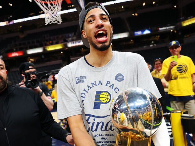 INDIANAPOLIS, INDIANA - 31 DE MAYO: Tyrese Haliburton #0 de los Indiana Pacers celebra con el Trofeo Bob Cousy después de la victoria 125-108 contra los New York Knicks en el Sexto Juego de las Finales de la Conferencia Este de los Playoffs de la NBA 2025 en Gainbridge Fieldhouse el 31 de mayo de 2025 en Indianápolis, Indiana.