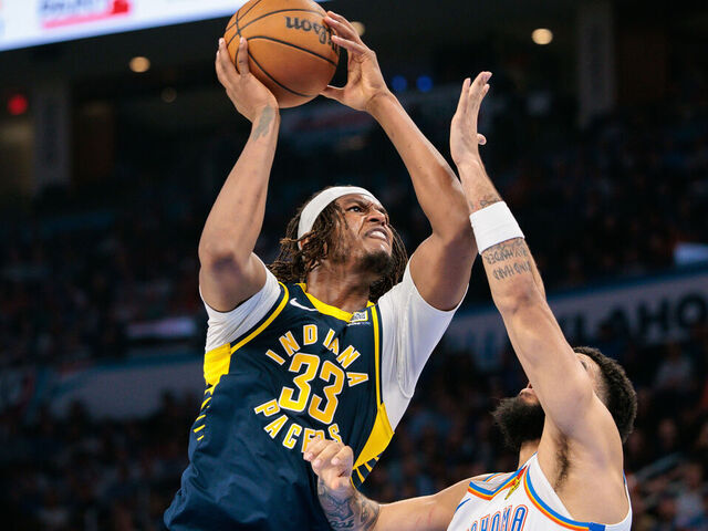 OKLAHOMA CITY, OKLAHOMA - 29 DE MARZO: Myles Turner #33 de los Indiana Pacers dispara el balón durante el segundo cuarto contra el Oklahoma City Thunder Paycom Center el 29 de marzo de 2025 en Oklahoma City, Oklahoma.