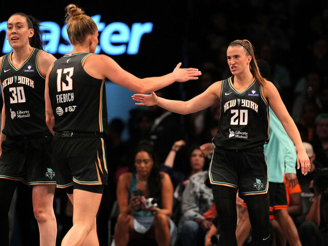 BROOKLYN, NY - 1 DE JUNIO: Sabrina Ionescu, número 20 de las New York Liberty, choca los cinco durante el partido contra las Connecticut Sun el 1 de junio de 2025 en el Barclays Center Arena de Brooklyn, Nueva York. Aviso obligatorio de derechos de autor: Copyright 2025 NBAE