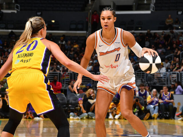 LOS ÁNGELES, CA - 1 DE JUNIO: Satou Sabally #0 de los Phoenix Mercury maneja el balón durante el partido contra Los Angeles Sparks el 1 de junio de 2025 en el Crypto.com Arena de Los Ángeles, California. NOTA PARA EL USUARIO: El usuario reconoce y acepta expresamente que, al descargar o usar esta fotografía, acepta los términos y condiciones del Acuerdo de Licencia de Getty Images. Aviso obligatorio de derechos de autor: Copyright 2025 NBAE