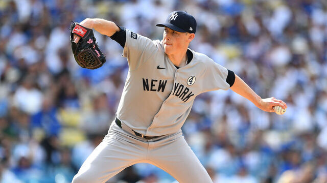LOS ANGELES, CA - JUNE 01: New York Yankees pitcher Ryan Yarbrough (33) throws a pitch during the MLB game between the New York Yankees and the Los Angeles Dodgers on June 1, 2025 at Dodger Stadium in Los Angeles, CA.