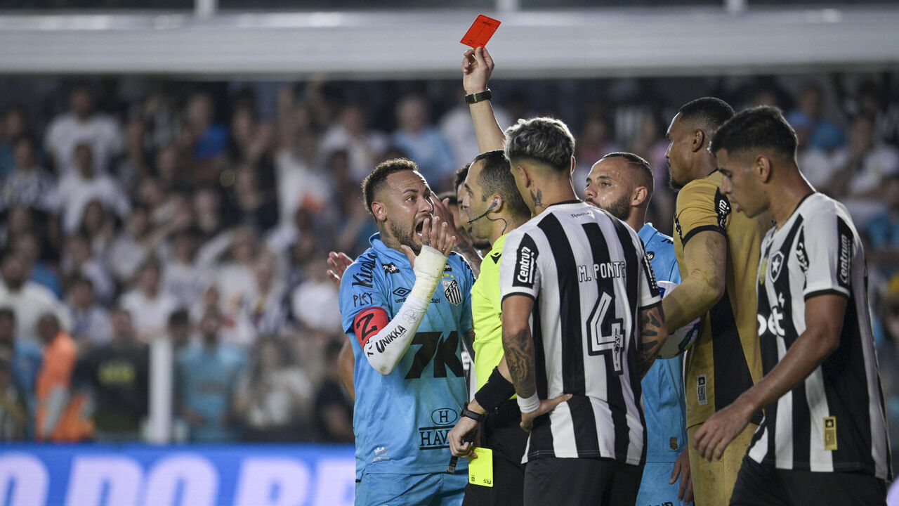 SANTOS, BRAZIL - JUNE 1: Referee Davi de Oliveira Lacerda shows Neymar of Santos red card during the Brasileirao 2025 match between Santos v Botafogo at Urbano Caldeira Stadium (Vila Belmiro) on June 1, 2025 in Santos, Brazil.