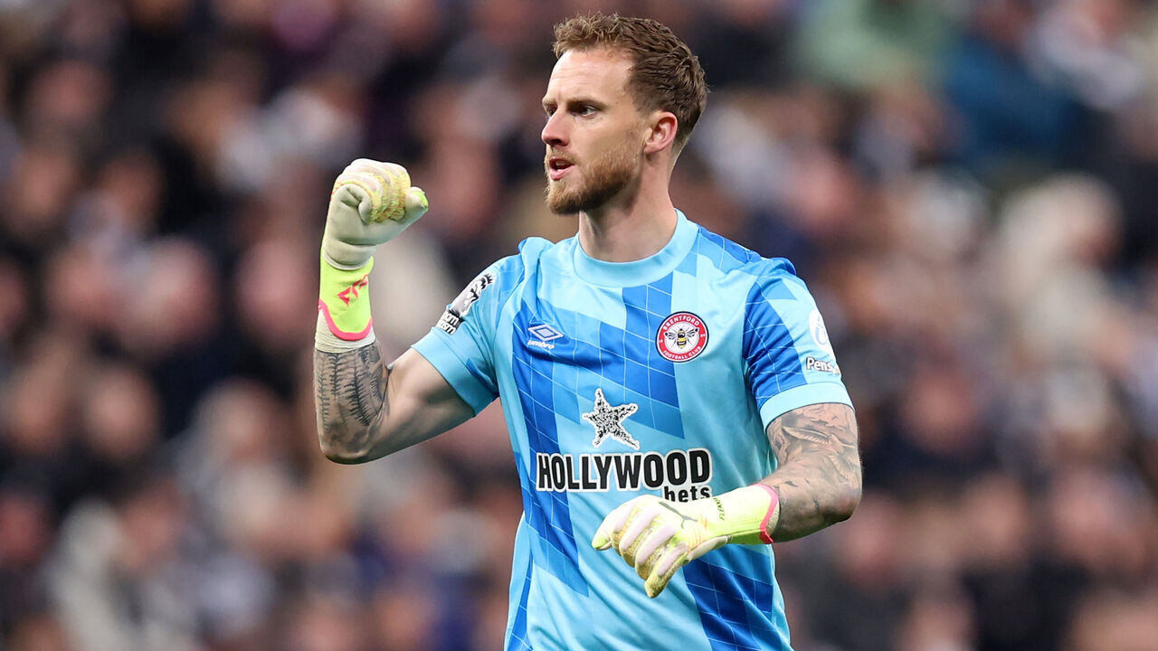 NEWCASTLE UPON TYNE, ENGLAND - APRIL 02: Mark Flekken of Brentford celebrates during the Premier League match between Newcastle United FC and Brentford FC at St James' Park on April 02, 2025 in Newcastle upon Tyne, England.