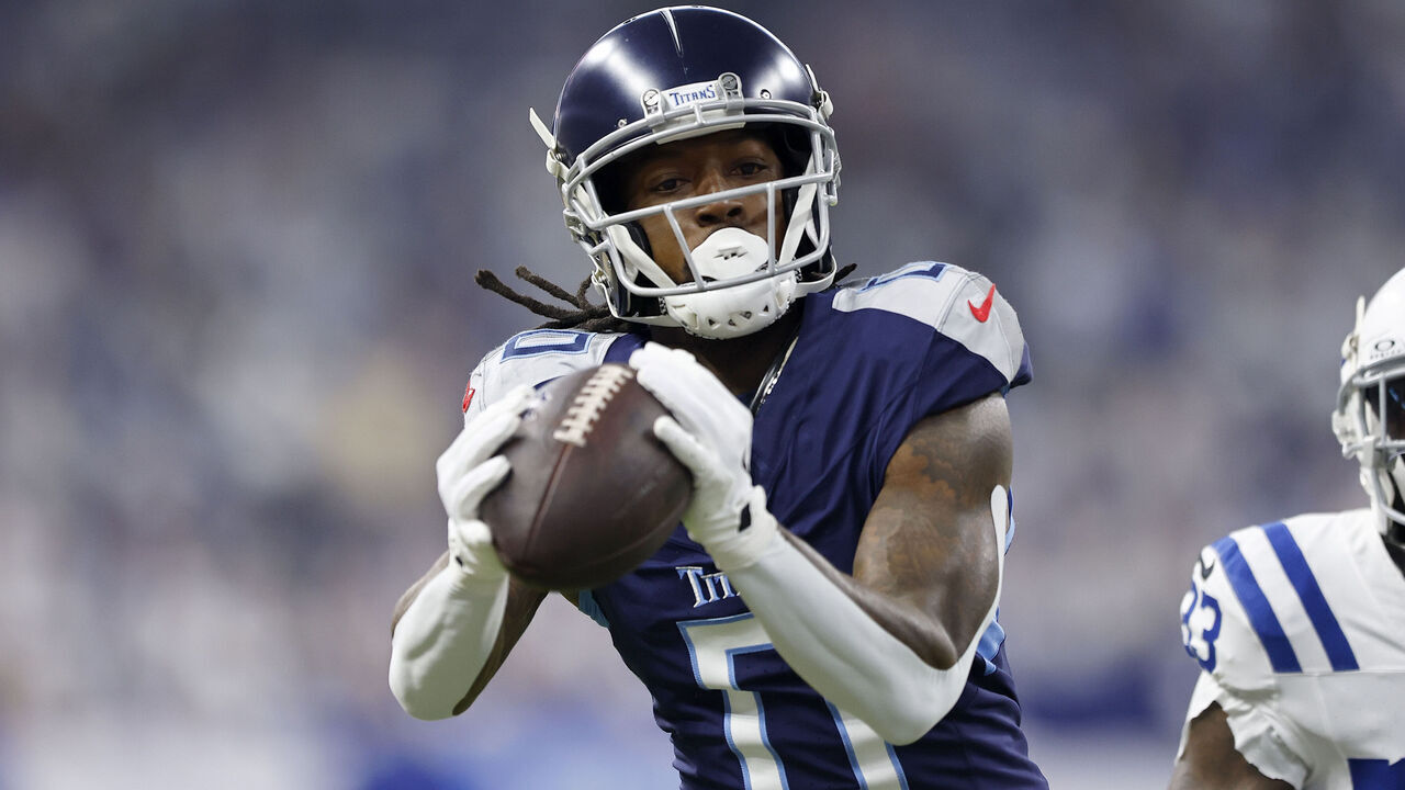 INDIANAPOLIS, IN - DECEMBER 22: Tennessee Titans wide receiver Calvin Ridley (0) with the catch for the touchdown during a NFL game between the Tennessee Titans and the Indianapolis Colts on December 22, 2024 at Lucas Oil Stadium in Indianapolis, IN.