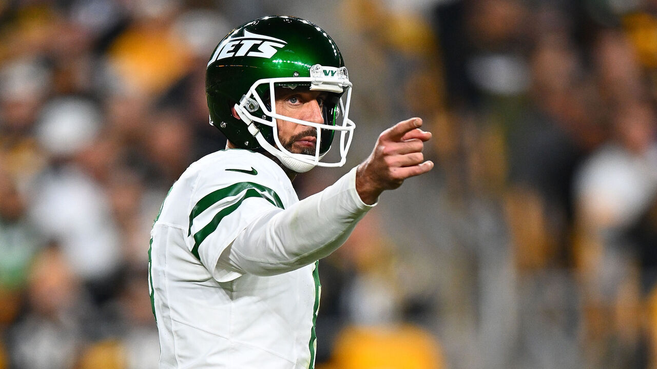 PITTSBURGH, PENNSYLVANIA - OCTOBER 20: Aaron Rodgers #8 of the New York Jets in action during the game against the Pittsburgh Steelers at Acrisure Stadium on October 20, 2024 in Pittsburgh, Pennsylvania.