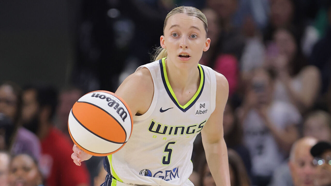 CHICAGO, IL - MAY 29: Paige Bueckers #5 of the Dallas Wings brings the ball up court during the second half against the Chicago Sky on May 29, 2025 at Wintrust Arena in Chicago, Illinois.