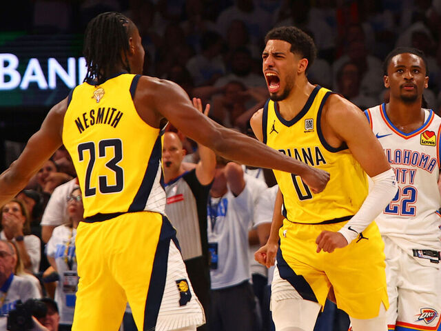 OKLAHOMA CITY, OK - 5 DE JUNIO: Tyrese Haliburton #0 celebra con Aaron Nesmith #23 de los Indiana Pacers tras anotar la canasta de la victoria contra los Oklahoma City Thunder durante el primer partido de las Finales de la NBA de 2025, el 5 de junio de 2025 en el Paycom Center de Oklahoma City, Oklahoma. Aviso obligatorio de derechos de autor: Copyright 2025 NBAE