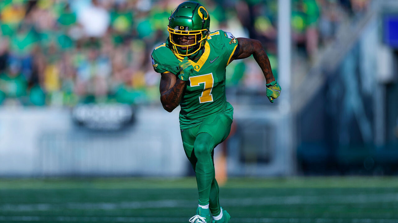 EUGENE, OREGON - AUGUST 31: Evan Stewart #7 of the Oregon Ducks runs a route during the first half against the Idaho Vandals at Autzen Stadium on August 31, 2024 in Eugene, Oregon.
