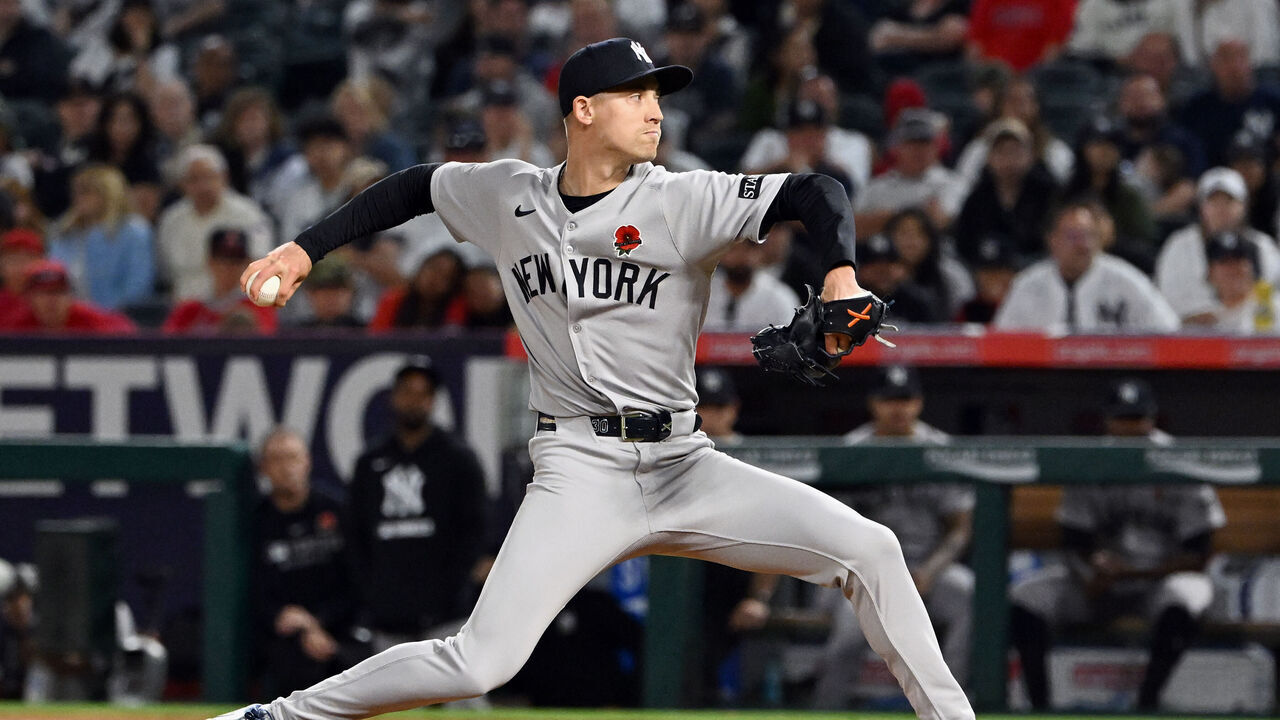 ANAHEIM, CA - MAY 26: New York Yankees pitcher Luke Weaver (30) pitching during an MLB baseball game against the Los Angeles Angels played on May 26, 2025 at Angel Stadium in Anaheim, CA.