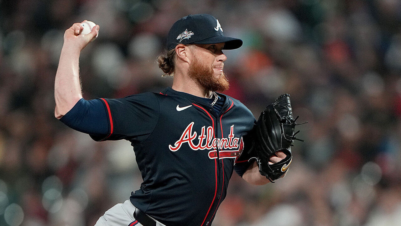 SAN FRANCISCO, CALIFORNIA - JUNE 06: Craig Kimbrel #46 of the Atlanta Braves pitches against the San Francisco Giants in the bottom of the seventh inning at Oracle Park on June 06, 2025 in San Francisco, California.