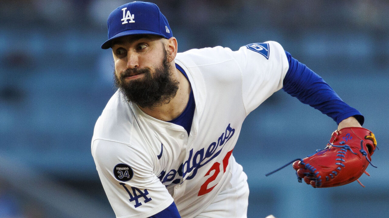 LOS ANGELES, CA -JUNE 4, 2025: Los Angeles Dodgers pitcher Tony Gonsolin (26) pitches against the New York Mets in the first inning at Dodger Stadium on JUNE 4, 2025 in Los Angeles, California.(Gina Ferazzi / Los Angeles Times via Getty Images)