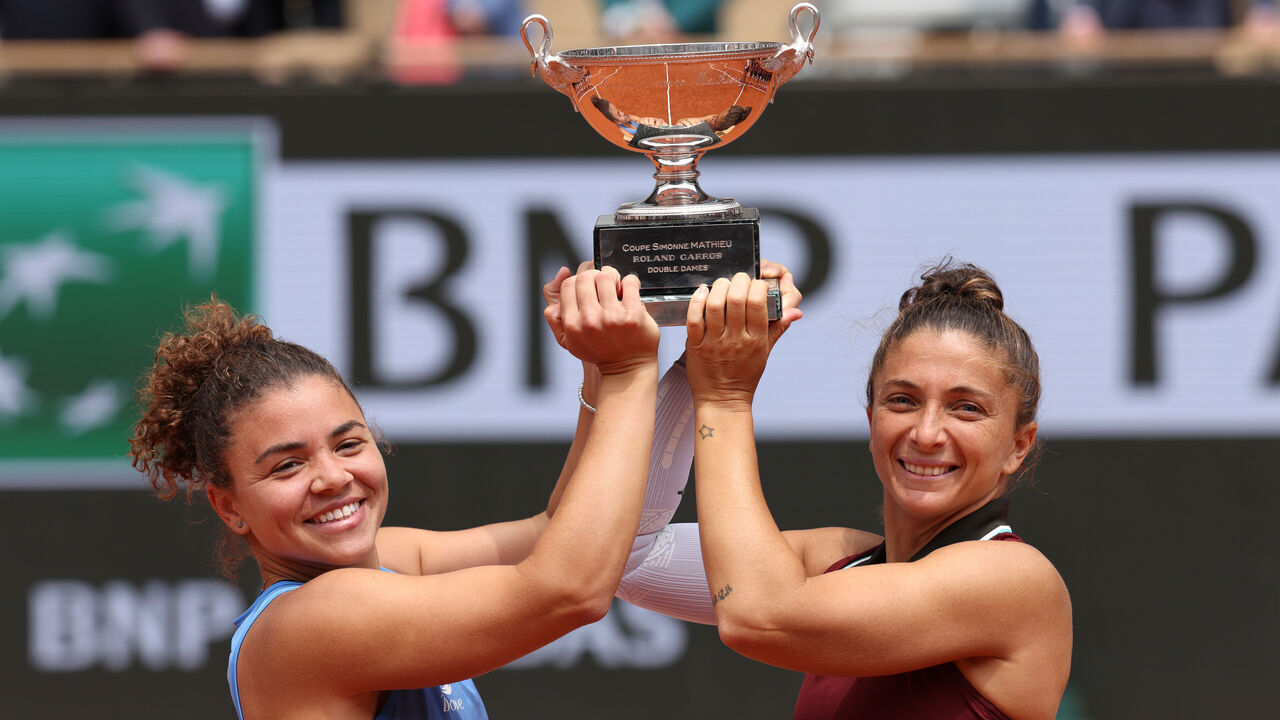 PARIS, FRANCE - JUNE 08: Sara Errani and Jasmine Paolini of Italy lift the Women’s Doubles trophy following their victory over Anna Danilina of Kazakhstan and Aleksandra Krunic of Serbia on Day Fifteen of the 2025 French Open at Roland Garros on June 08, 2025 in Paris, France.