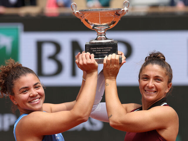 PARIS, FRANCE - JUNE 08: Sara Errani and Jasmine Paolini of Italy lift the Women’s Doubles trophy following their victory over Anna Danilina of Kazakhstan and Aleksandra Krunic of Serbia on Day Fifteen of the 2025 French Open at Roland Garros on June 08, 2025 in Paris, France.