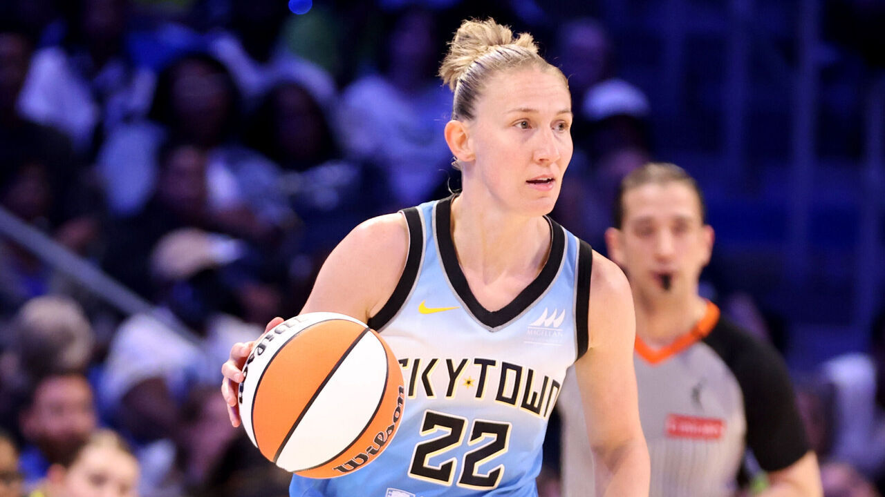 ARLINGTON, TEXAS - MAY 31: Courtney Vandersloot #22 of the Chicago Sky dribbles the ball against the Dallas Wings during the second half at College Park Center on May 31, 2025 in Arlington, Texas.