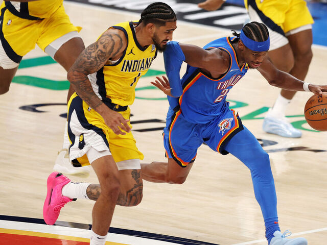 OKLAHOMA CITY, OKLAHOMA - 08 DE JUNIO: Shai Gilgeous-Alexander #2 del Oklahoma City Thunder conduce hacia la canasta contra Obi Toppin #1 de los Indiana Pacers durante el tercer cuarto en el Segundo Juego de las Finales de la NBA 2025 en el Paycom Center el 8 de junio de 2025 en Oklahoma City, Oklahoma.