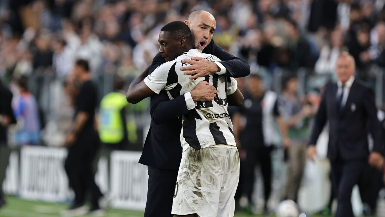 Igor Tudor and Randal Kolo Muani participate in the Serie A 2024-2025 match between Juventus and Monza in Turin, Italy, on April 27, 2025.