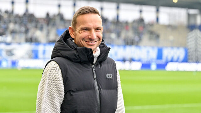 LINZ, AUSTRIA -NOVEMBER 10: Head Coach Pepijn Lijnders of FC Red Bull Salzburg prior to the Admiral Bundesliga Match between FC Blau Weiss Linz and FC Red Bull Salzburg at Hofmann Personal Stadion on November 10, 2024 in Linz, Austria.