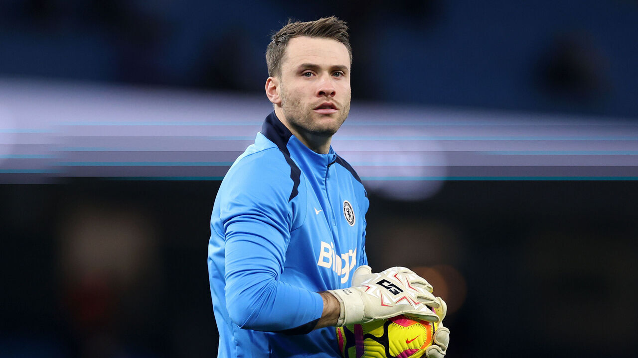 MANCHESTER, ENGLAND - JANUARY 25: Marcus Bettinelli of Chelsea looks on as he warms up prior to the Premier League match between Manchester City FC and Chelsea FC at Etihad Stadium on January 25, 2025 in Manchester, England.