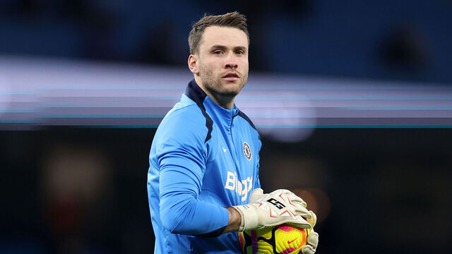 MANCHESTER, ENGLAND - JANUARY 25: Marcus Bettinelli of Chelsea looks on as he warms up prior to the Premier League match between Manchester City FC and Chelsea FC at Etihad Stadium on January 25, 2025 in Manchester, England.