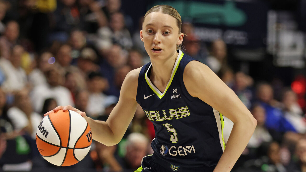 UNCASVILLE, CT - MAY 27: Paige Bueckers #5 of the Dallas Wings drives to the basket during the game against the Connecticut Sun on May 27, 2025 at the Mohegan Sun Arena in Uncasville, Connecticut. Mandatory Copyright Notice: Copyright 2025 NBAE