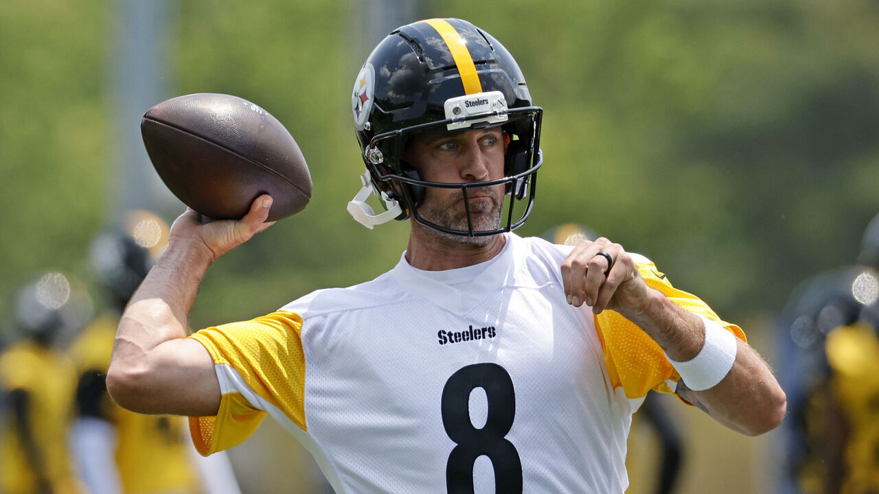 PITTSBURGH, PENNSYLVANIA - JUNE 10: Aaron Rodgers #8 of the Pittsburgh Pirates in action during Minicamp at UPMC Rooney Sports Complex on June 10, 2025 in Pittsburgh, Pennsylvania.